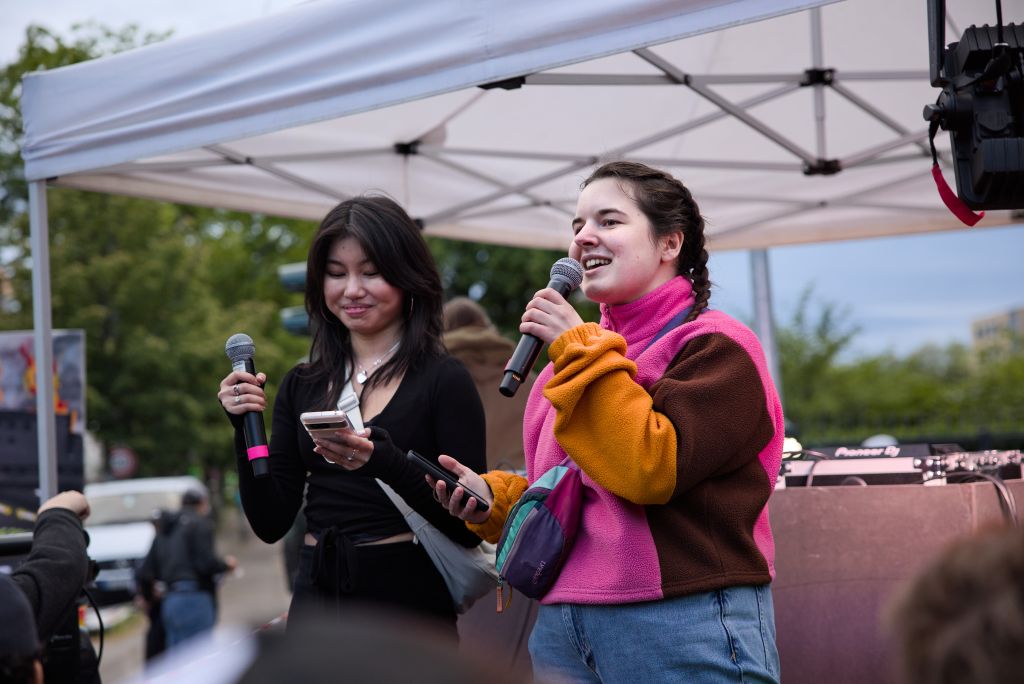 Kira Bönisch steht für Fridays for Future auf der Bühne.