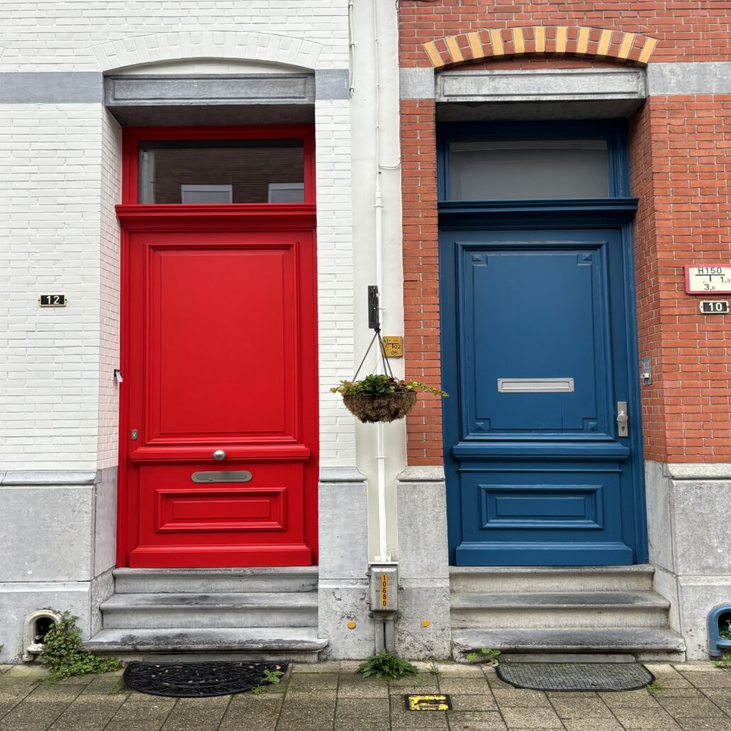 © Sebastian Lang, 2023 two doors, one blue and one red