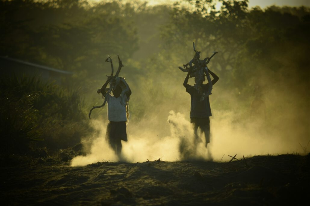Foto von Utunzaji wa Mazingira auf Unsplash (Menschen in Tansania im Gegenlicht)