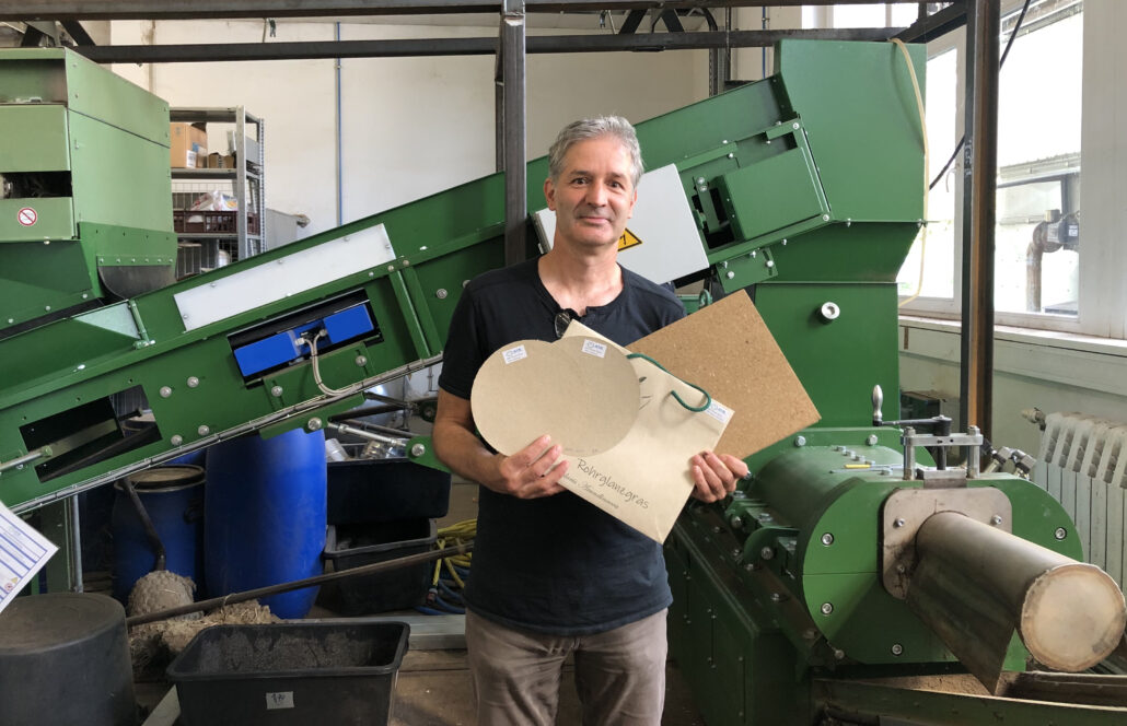 Ingenieur Ralf Pecenka leitet die Arbeitsgruppe “Verfahrenstechnik für Energiepflanzen” am Leibniz-Institut für Agrartechnik und Bioökonomie in Potsdam. Hier zeigt er, welche Paludikultur-Produkte entwickelt werden.