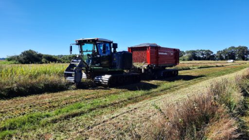 Eine sog. Moorraupe, mit der man etwa zur landwirtschaftlichen Nutzung Moorflächen befahren kann - wo beispielsweise klassische Traktoren nicht weiterkommen.