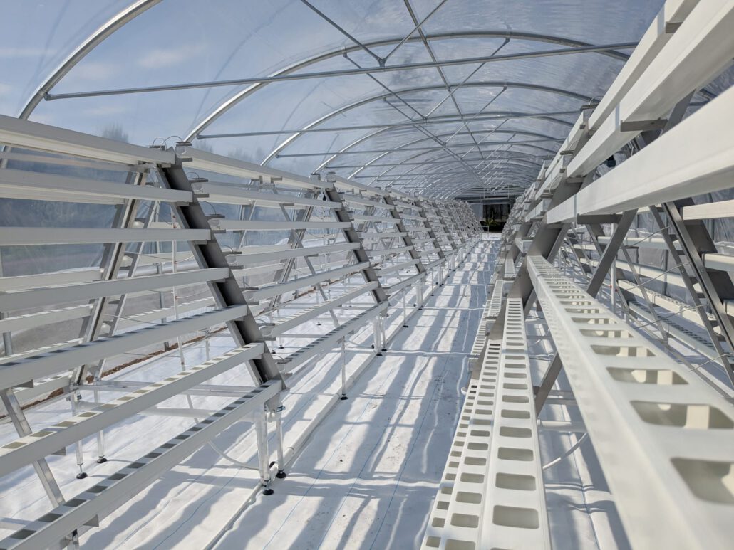 Solche sog. erdlosen Anbausysteme ermöglichen Wetter-unabhängige Landwirtschaft - und damit vor Wetterextremen geschützte.