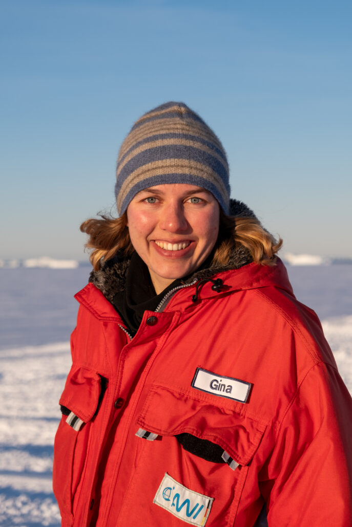 Gina_cite_Pablo_Conrat_Fuentes Ein Portraitfoto von Pia Schulz, mit Mütze und rotem Skianzug.