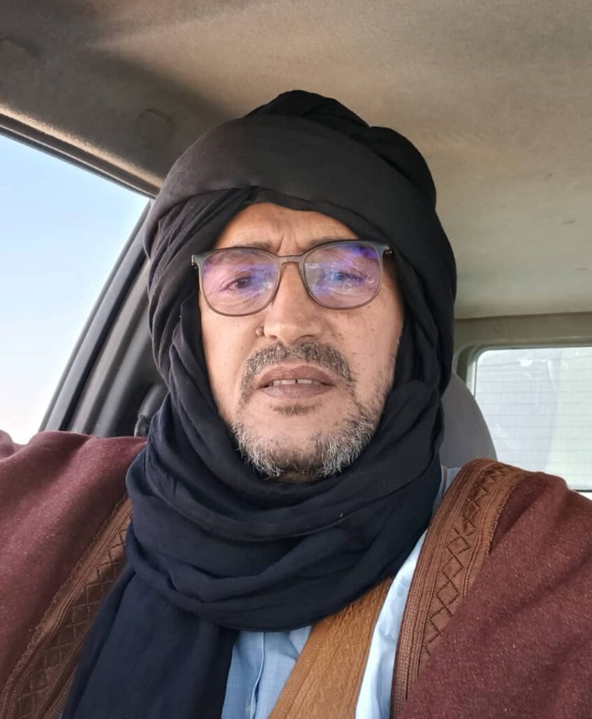 Ein Selfie eines Mann mit Brille, Bart und Turban in einem Auto.
